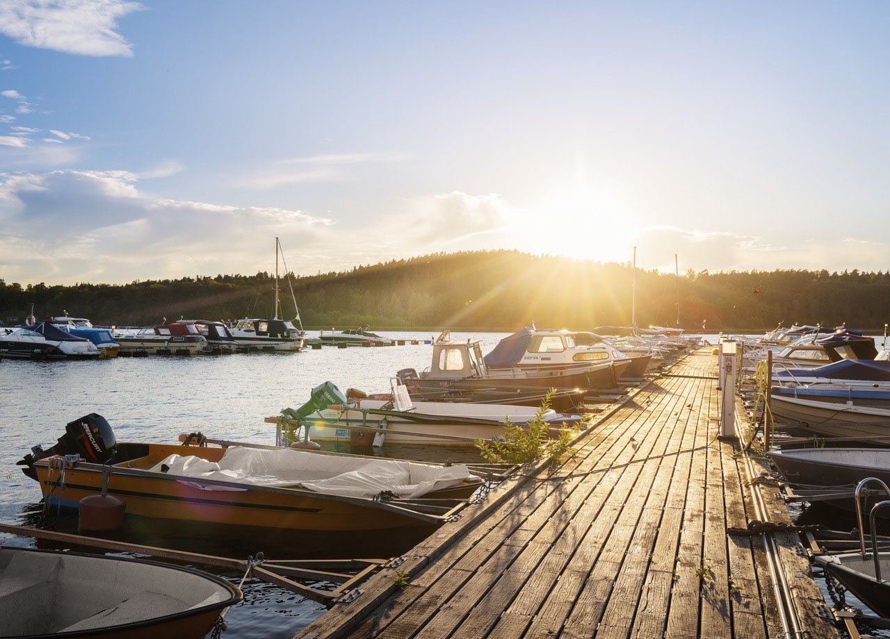 Foto på marinan med parkerade båtar längs bryggan