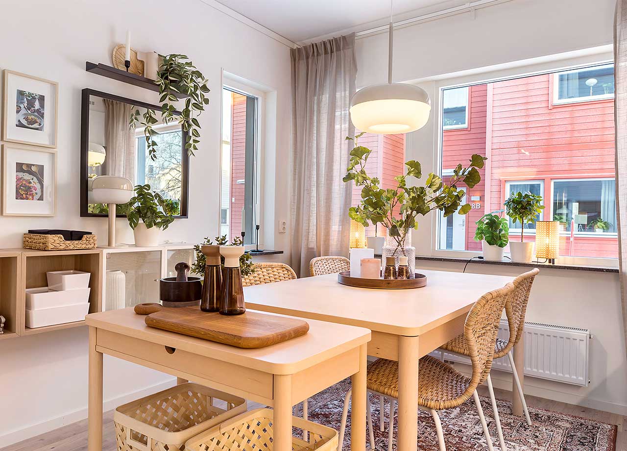 Matbord med 4 stolar i kök i BoKlok radhus 117 kvm