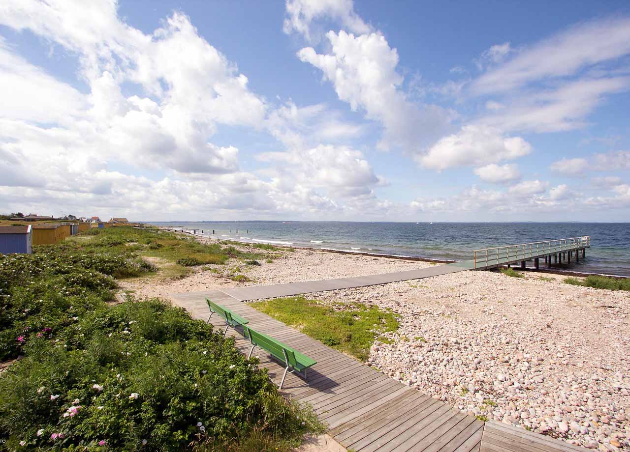 Foto på strand med brygga