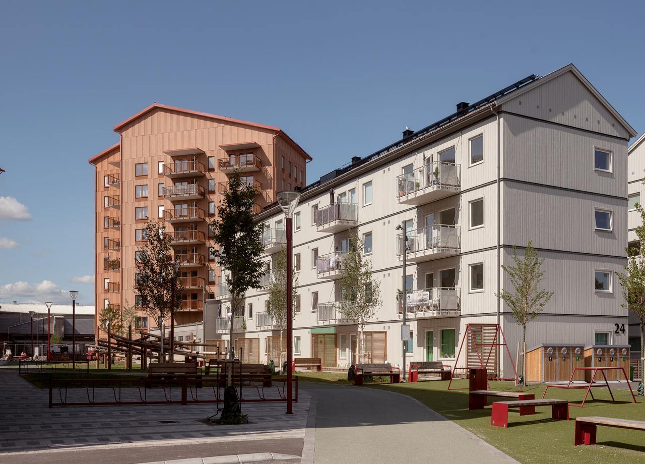 Lägenhetshus med gemensam gård och lekplats framför huset i BoKlok Rubinen i Bäckby Centrum i Västerås
