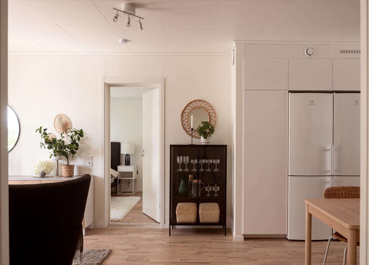 Öppen planlösning mellan kök och vardagsrum i BoKlok lägenhet