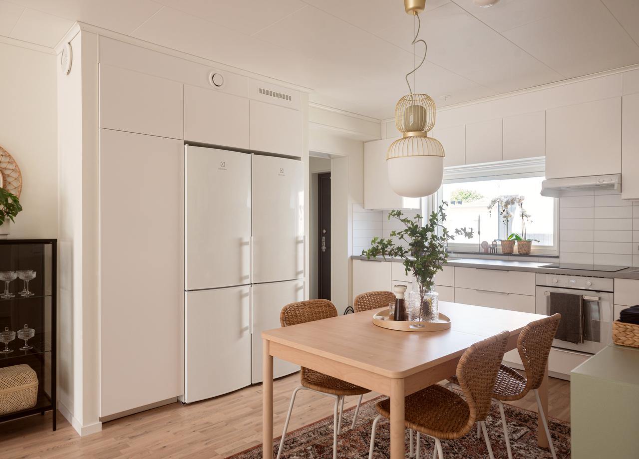 Vitt IKEA kök med matbord i BoKlok lägenhet