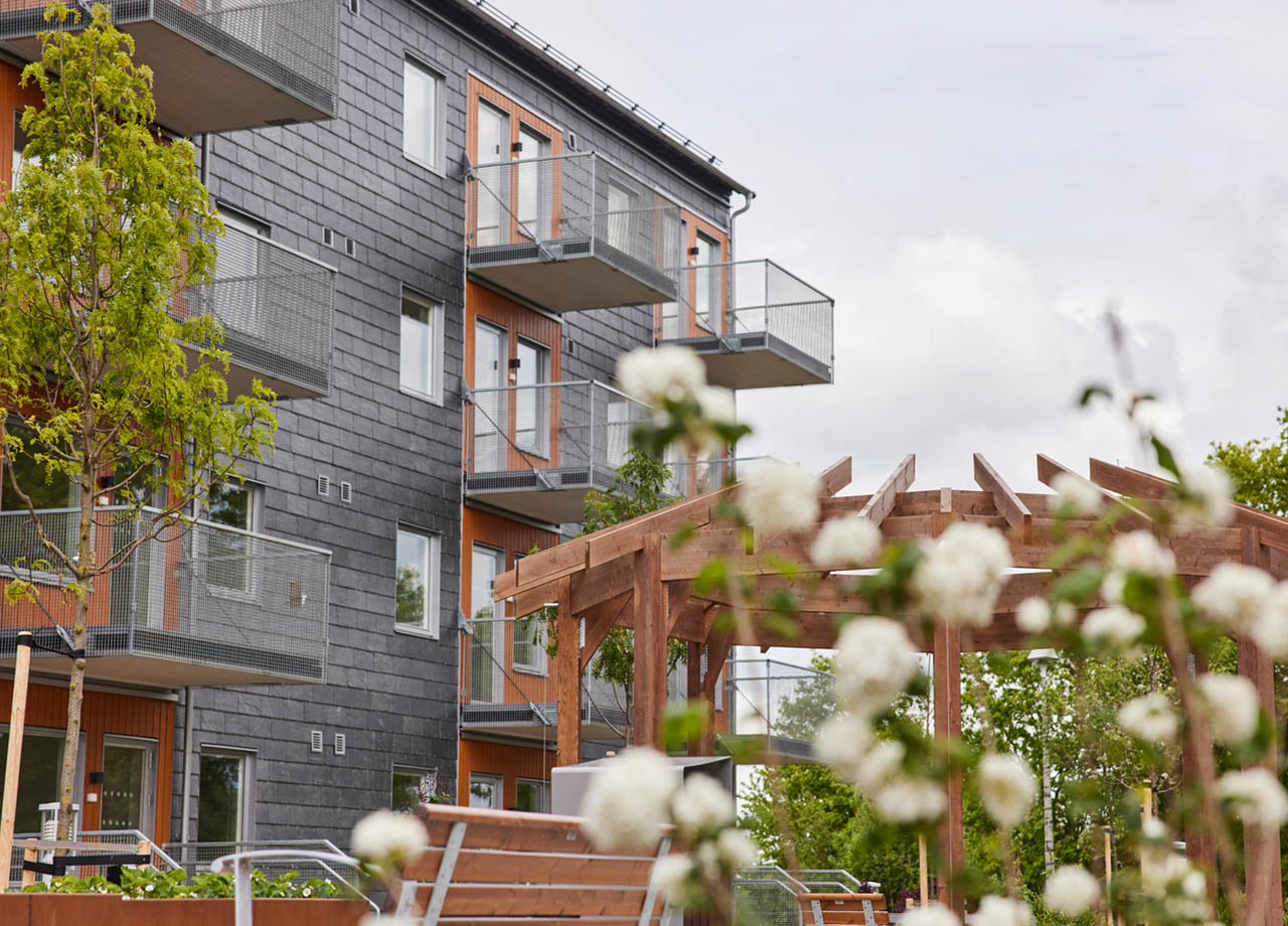 Foto av balkonger och gård i SilviaBo Skrabelycke i Mariastaden i Helsingborg