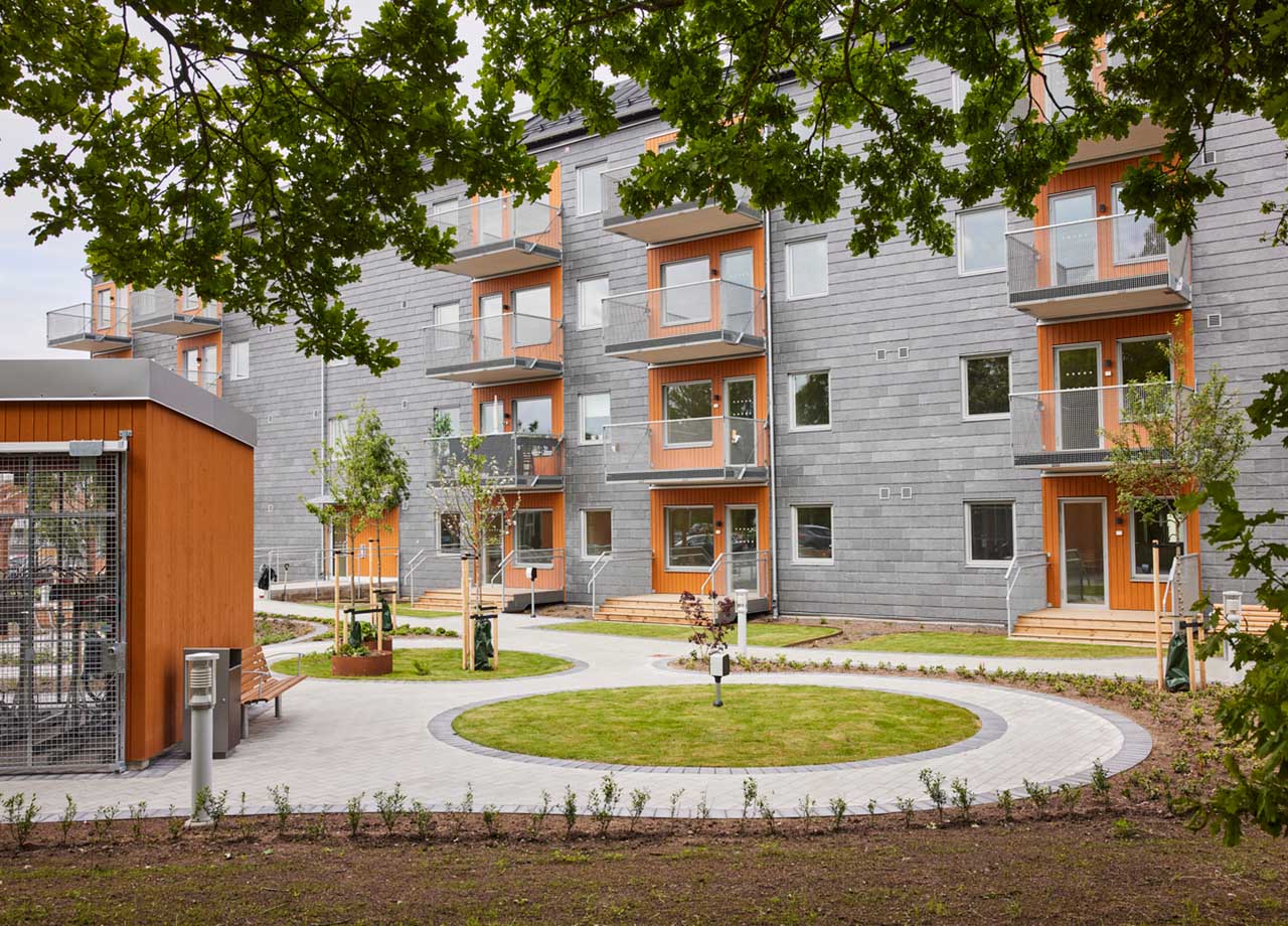 Lägenhetshus med balkonger och altaner och skifferfasad i SilviaBo Skrabelycke i Mariastaden Helsingborg