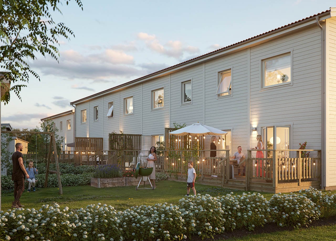 Illustrationsbild av trädgårdssidan en kväll till radhuslänga i BoKlok Stallmästaren.