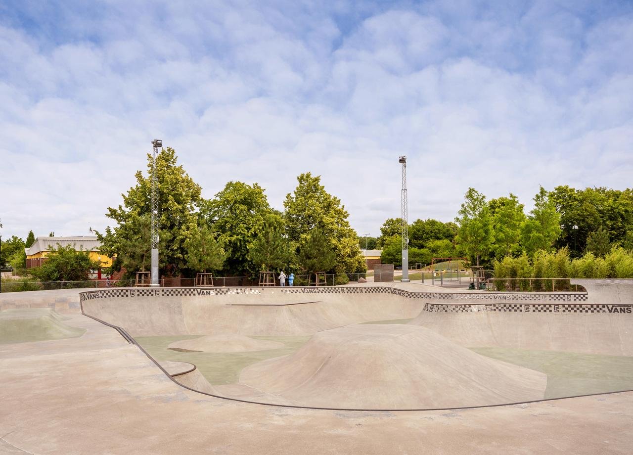 Foto på skatepark av betong